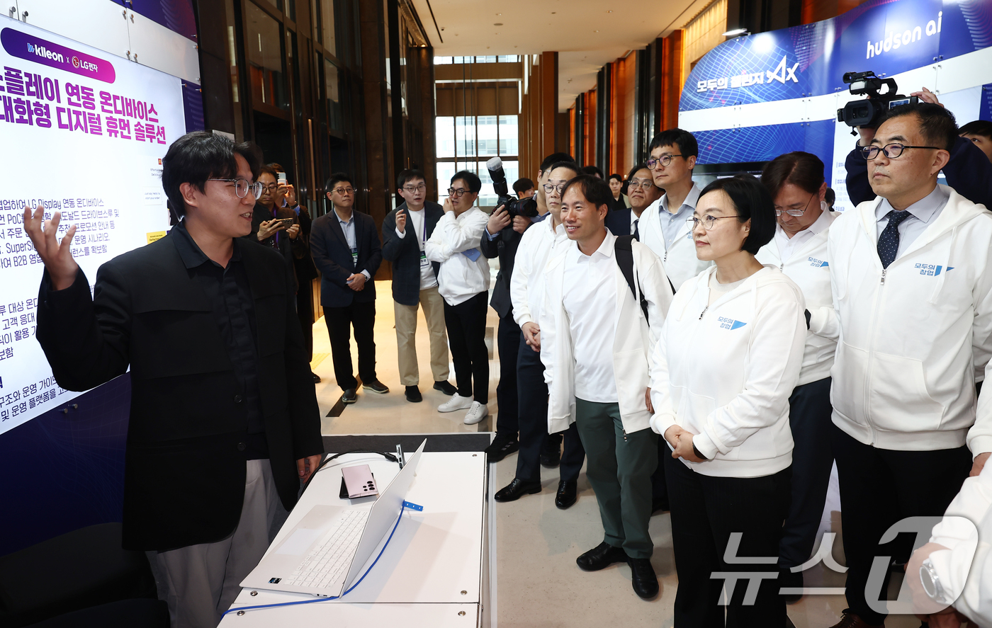 (서울=뉴스1) 김민지 기자 = 한성숙 중소벤처기업부 장관이 1일 오후 서울 영등포구 콘래드 서울 호텔에서 열린 모두의 챌린지 AX 출범식에서 LG 디스플레이 연동 온디바이스 실시 …