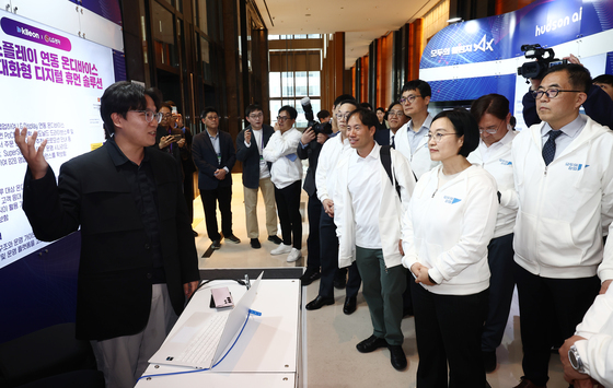 실시간 대화형 AI 부스 둘러보는 한성숙 장관