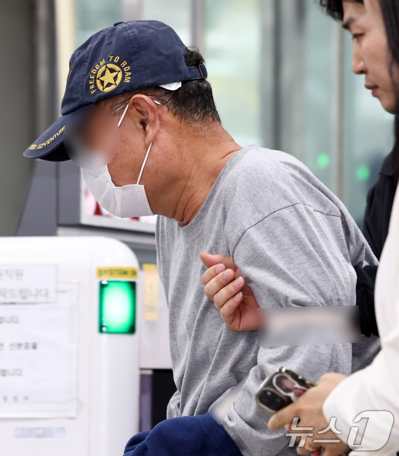 (서울=뉴스1) 최지환 기자 = 이혼한 전처를 살해한 뒤 시신을 유기하려 한 혐의를 받는 60대 남성 A 씨가 1일 오후 서울 서초구 서울중앙지방법원에서 열린 구속 전 피의자 심문 …