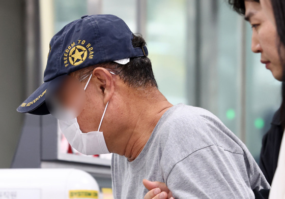 영장실질심사 출석하는 '전처 살해 후 유기 시도' 60대