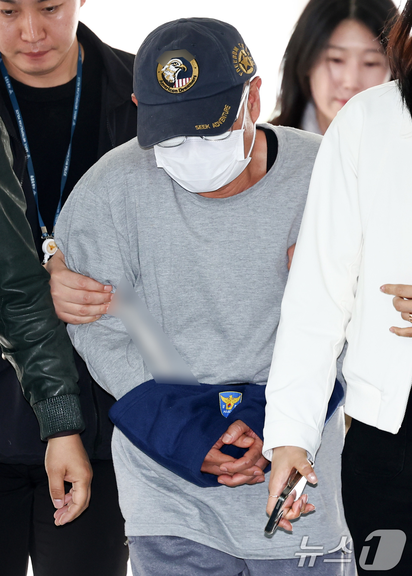 (서울=뉴스1) 최지환 기자 = 이혼한 전처를 살해한 뒤 시신을 유기하려 한 혐의를 받는 60대 남성 A 씨가 1일 오후 서울 서초구 서울중앙지방법원에서 열린 구속 전 피의자 심문 …