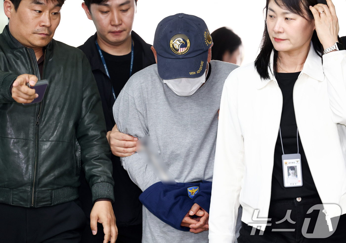 (서울=뉴스1) 최지환 기자 = 이혼한 전처를 살해한 뒤 시신을 유기하려 한 혐의를 받는 60대 남성 A 씨가 1일 오후 서울 서초구 서울중앙지방법원에서 열린 구속 전 피의자 심문 …