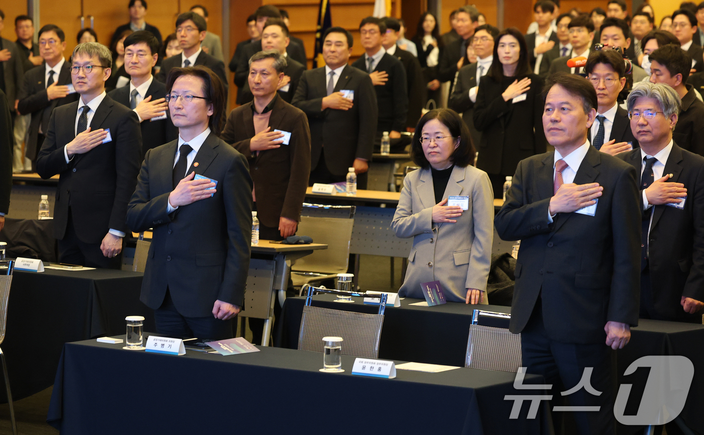 (서울=뉴스1) 오대일 기자 = 주병기 공정거래위원장이 1일 오후 서울 중구 대한상공회의소 국제회의장에서 열린 제25회 공정거래의 날 기념식에서 윤한홍 국회 정무위원장 등 내빈들과 …