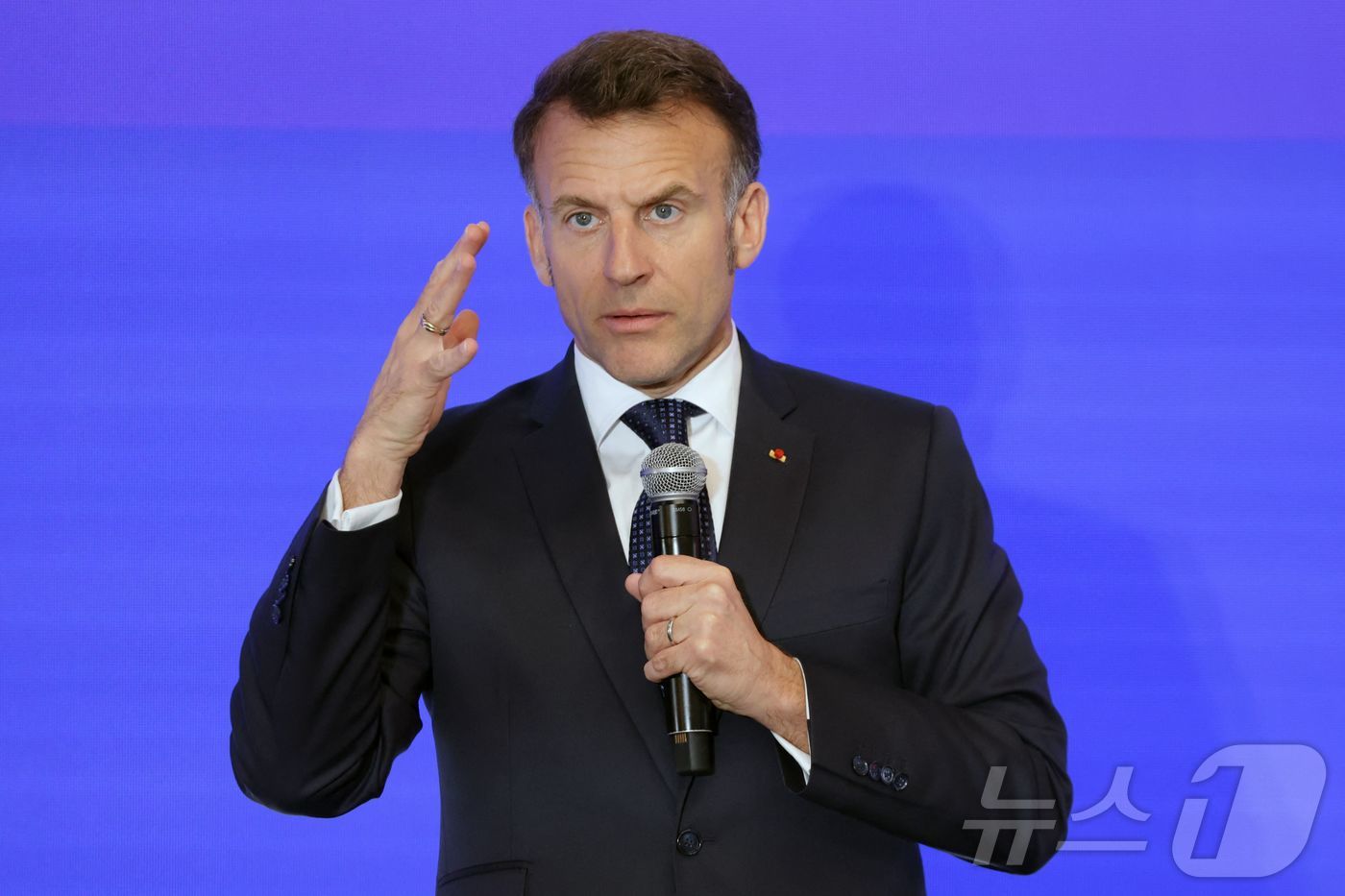 (도쿄 AFP=뉴스1) 김지완 기자 = 1일 에마뉘엘 마크롱 프랑스 대통령이 일본 도쿄의 '도쿄 이노베이션 베이스'(TIB)에서 연설하고 있다. 2026.04.01ⓒ AFP=뉴스1 …