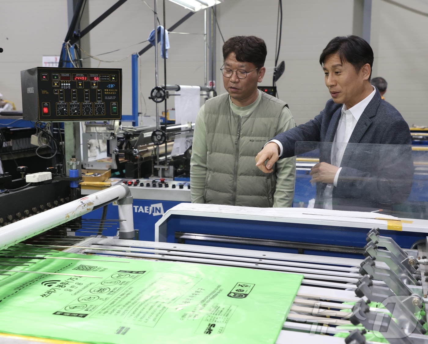 (금산=뉴스1) 박찬수 기자 = 백호성 조달청 구매사업국장(오른쪽)이 1일 충청남도 금산군 소재 종량제봉투 생산기업인 경승산업(대표 이승현)을 방문했다.백 국장은 이날 생산시설을 …