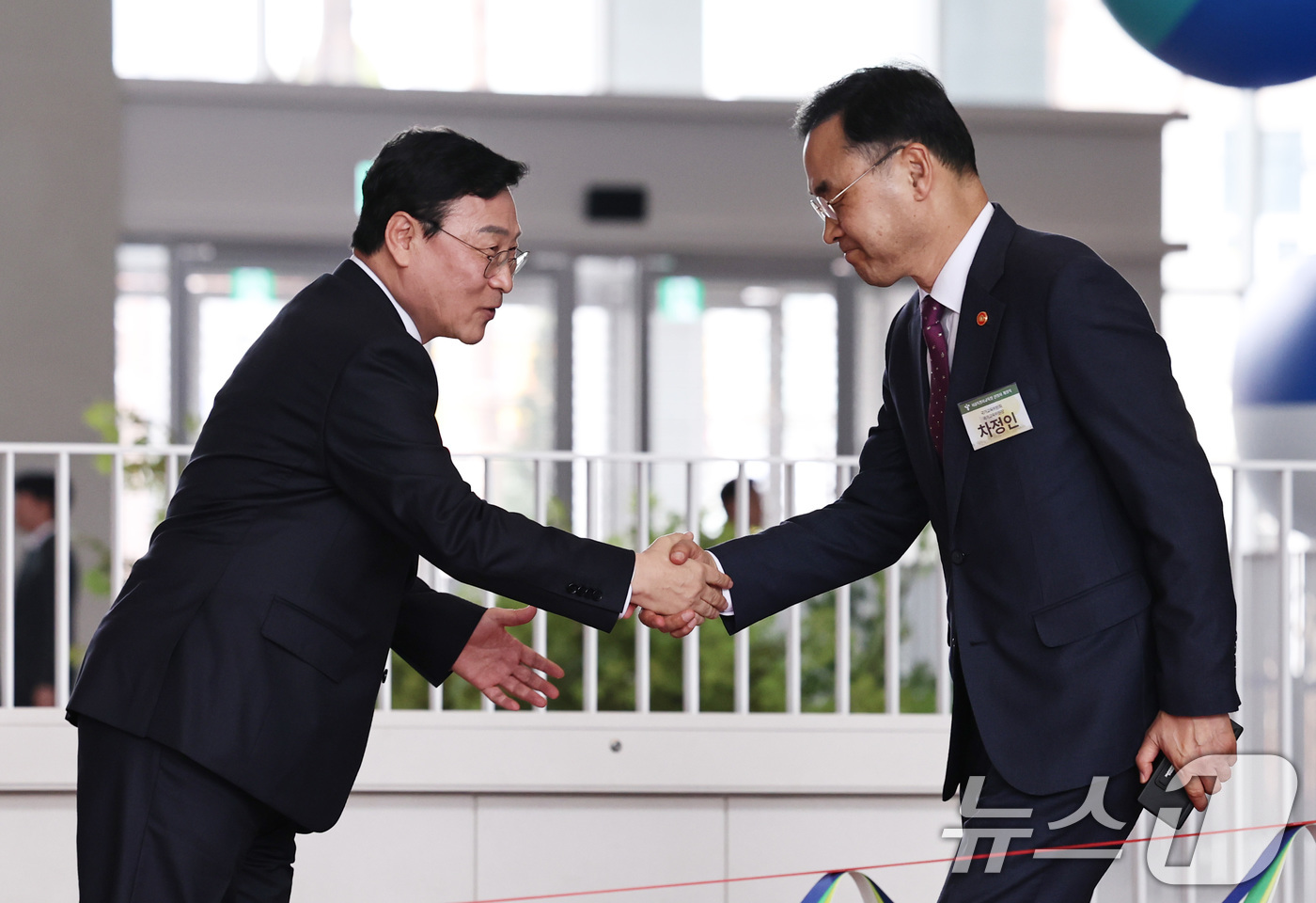 (서울=뉴스1) 구윤성 기자 = 정근식 서울시교육감과 차정인 국가교육위원장이 1일 오후 서울 용산구 서울시교육청 신청사 개청식에 참석해 인사 나누고 있다.  2026.4.1/뉴스1 …