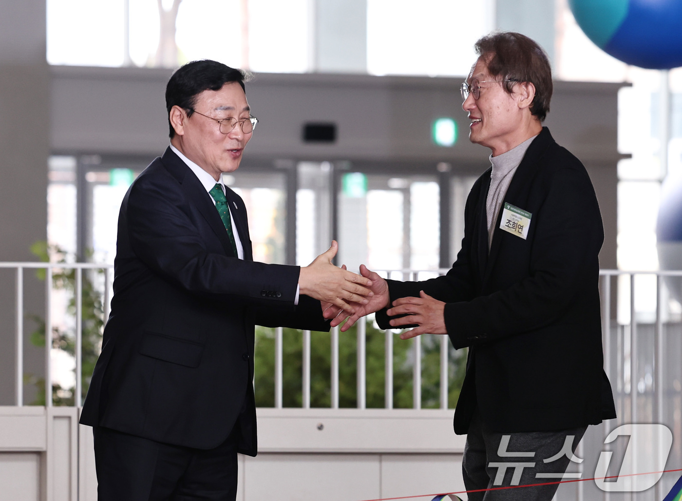 (서울=뉴스1) 구윤성 기자 = 정근식 서울시교육감과 조희연 전 교육감이 1일 오후 서울 용산구 서울시교육청 신청사 개청식에 참석해 인사 나누고 있다.  2026.4.1/뉴스1