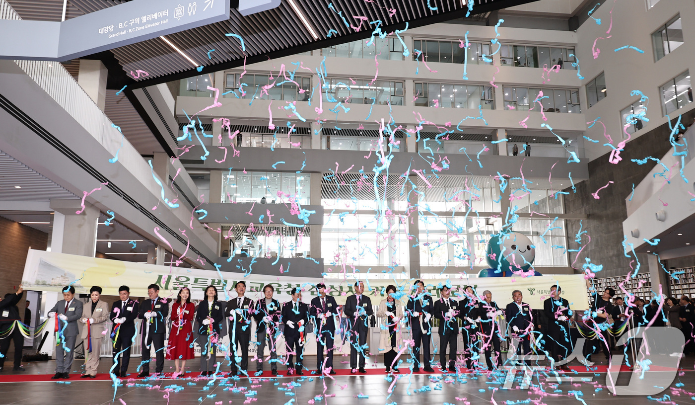 (서울=뉴스1) 구윤성 기자 = 정근식 서울시교육감 등 참석자들이 1일 오후 서울 용산구 서울시교육청 신청사 개청식에서 테이프커팅을 하고 있다.  2026.4.1/뉴스1