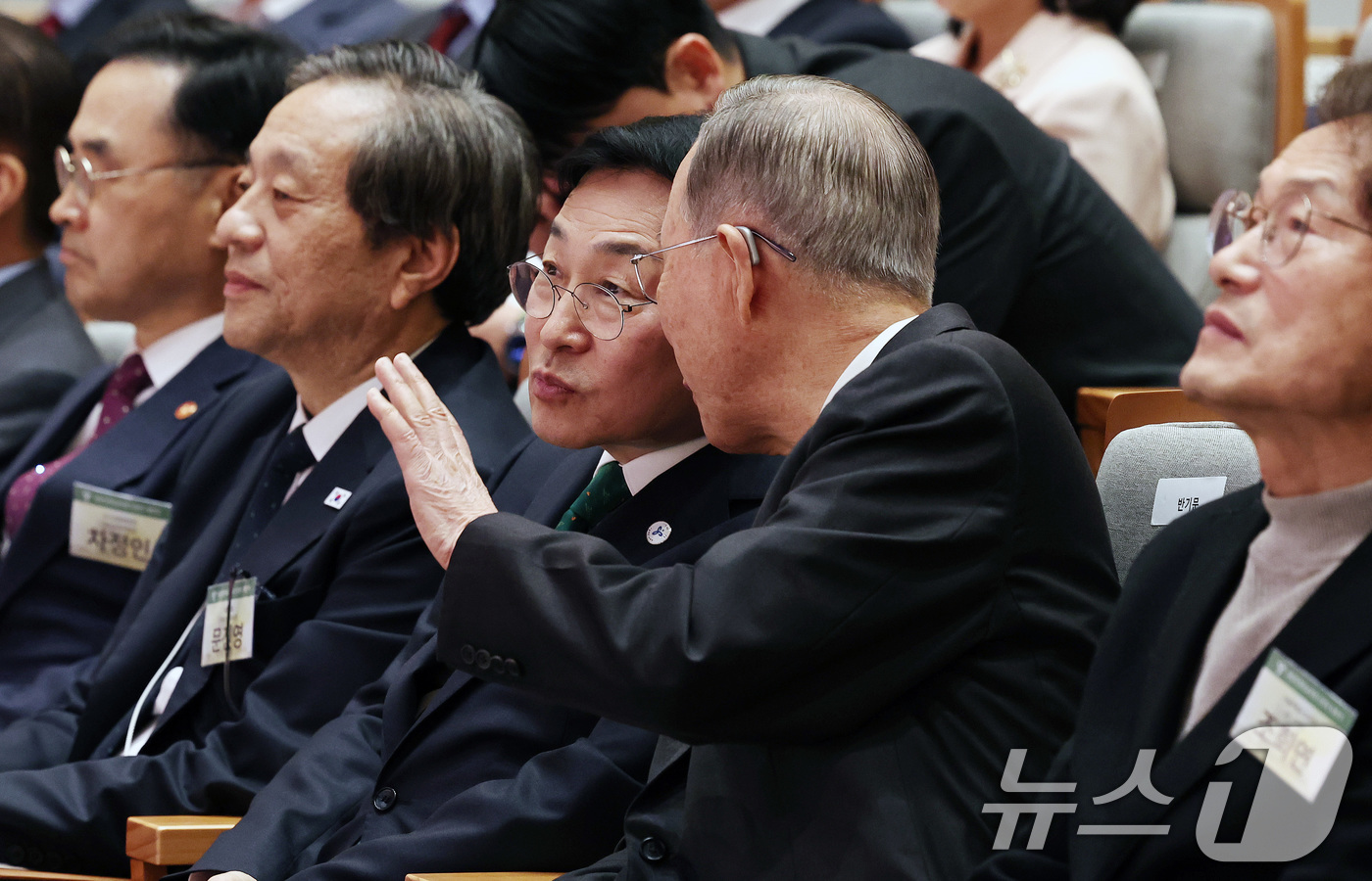 (서울=뉴스1) 구윤성 기자 = 정근식 서울시교육감과 반기문 전 유엔사무총장이 1일 오후 서울 용산구 서울시교육청 신청사 개청식에서 대화하고 있다.  2026.4.1/뉴스1