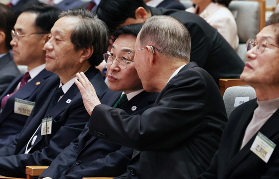 대화하는 정근식 교육감과 반기문 전 유엔사무총장