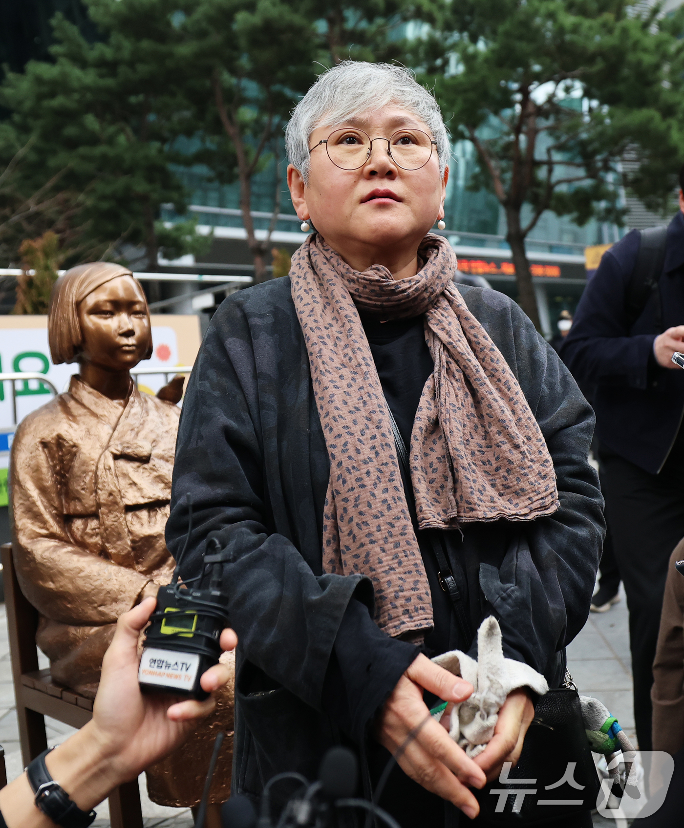 (서울=뉴스1) 오대일 기자 = 평화의 소녀상 김서경 작가가 1일 서울 종로구 옛 주한 일본대사관 앞에서 열린 제1746차 일본군 성노예제 문제해결을 위한 정기 수요시위에 앞서 6 …