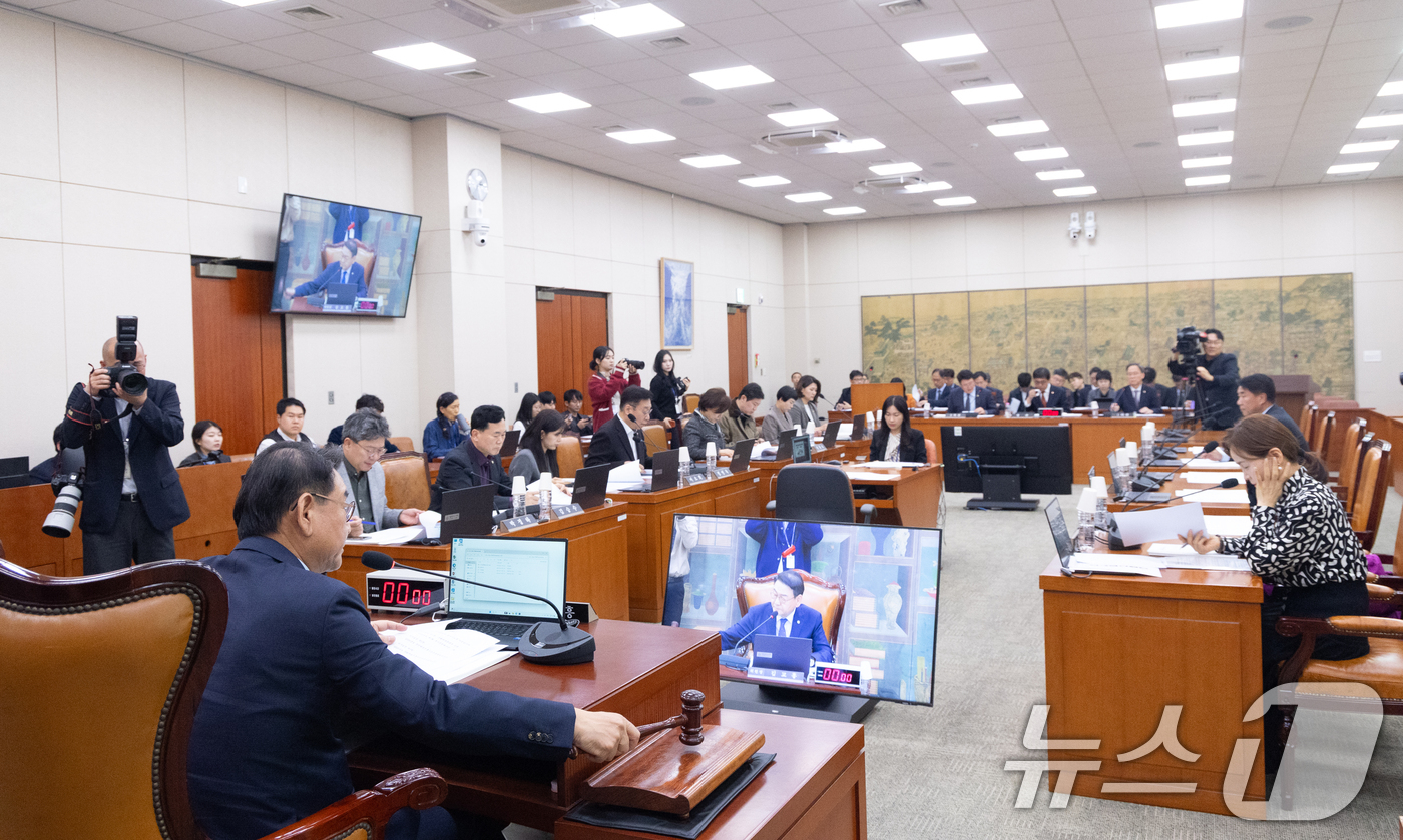(서울=뉴스1) 이승배 기자 = 1일 서울 여의도 국회에서 열린 제433회국회(임시회) 문화체육관광위원회 제3차 전체회의에서 김교흥 위원장이 의사진행을 하고 있다. 2026.4.1 …