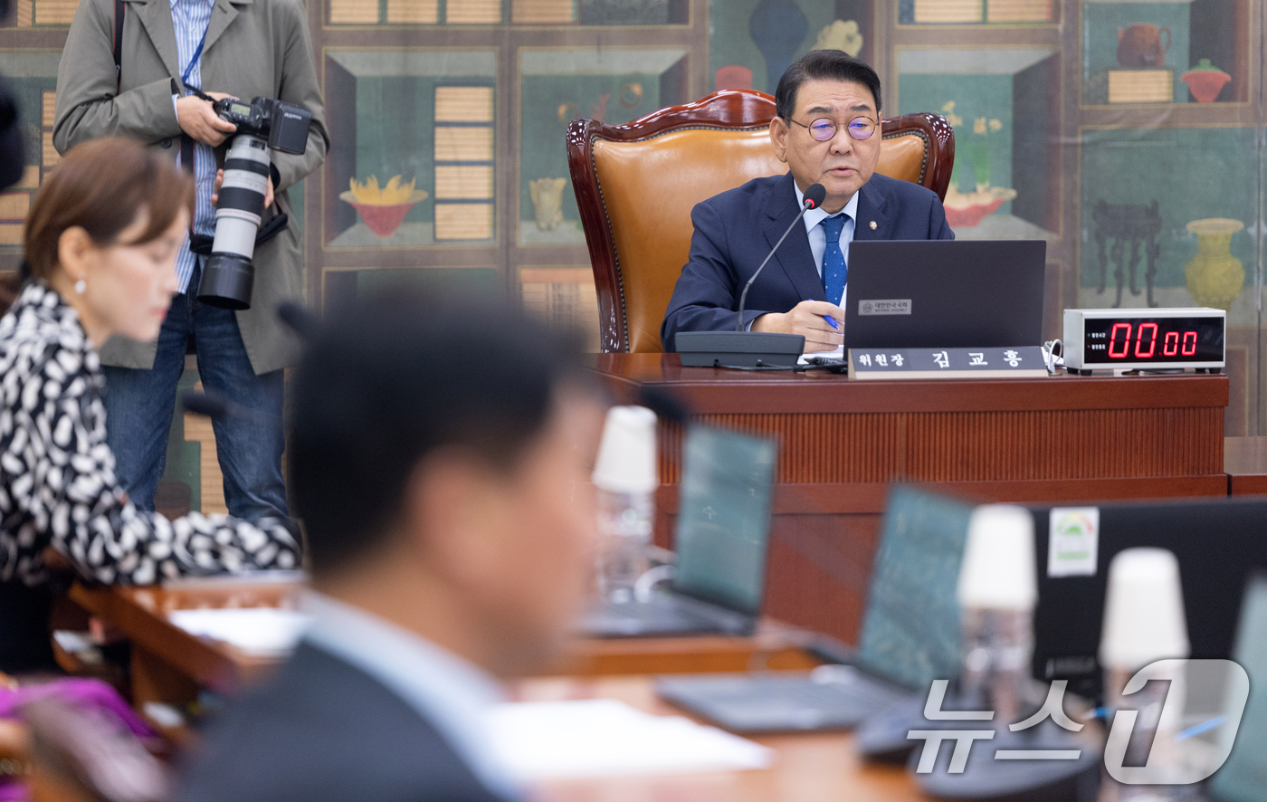 (서울=뉴스1) 이승배 기자 = 1일 서울 여의도 국회에서 열린 제433회국회(임시회) 문화체육관광위원회 제3차 전체회의에서 김교흥 위원장이 의사진행을 하고 있다. 2026.4.1 …