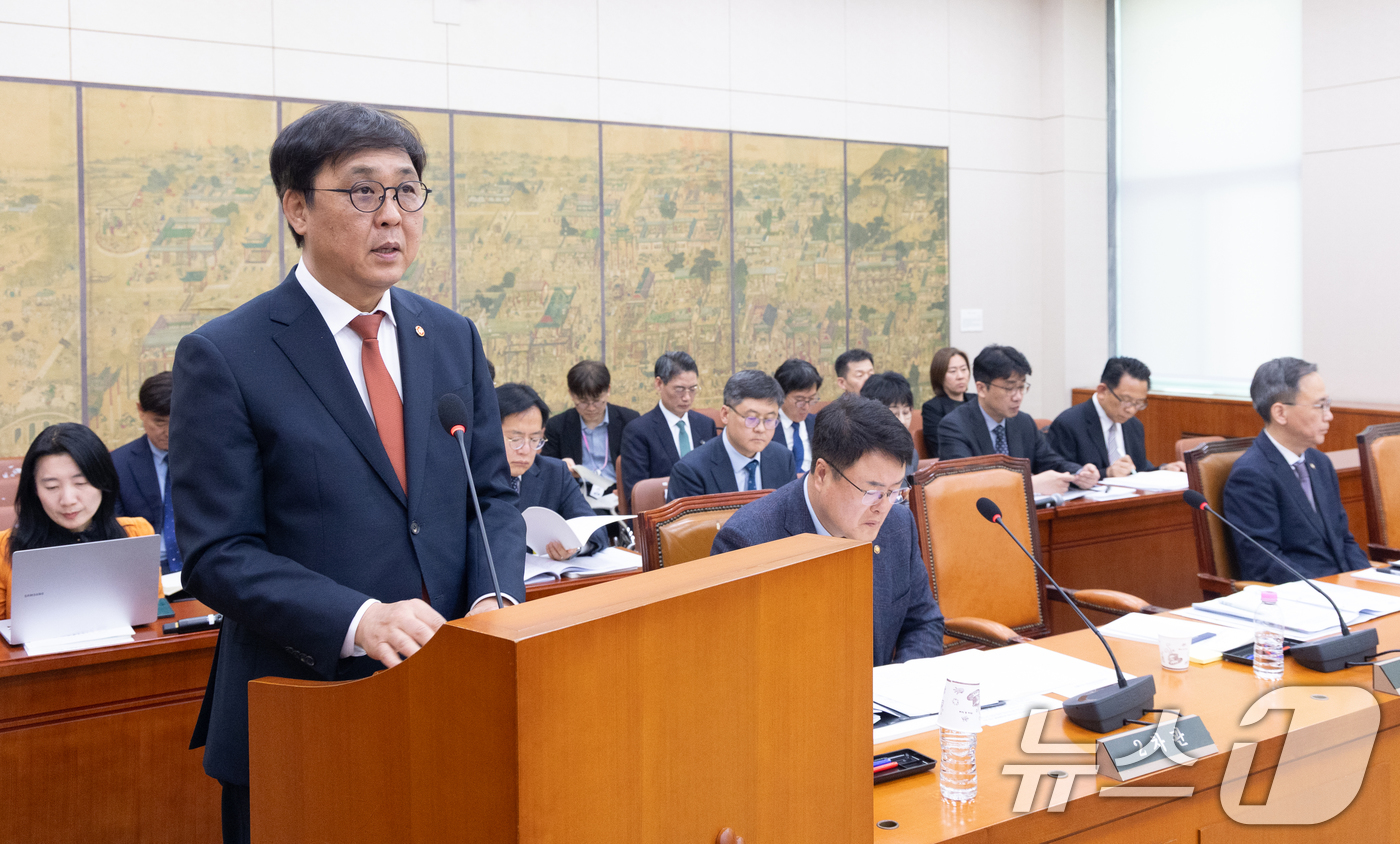 (서울=뉴스1) 이승배 기자 = 1일 서울 여의도 국회에서 열린 제433회국회(임시회) 문화체육관광위원회 제3차 전체회의에서 최휘영 문화체육관광부 장관이 추경안 관련 정부 제안 설 …