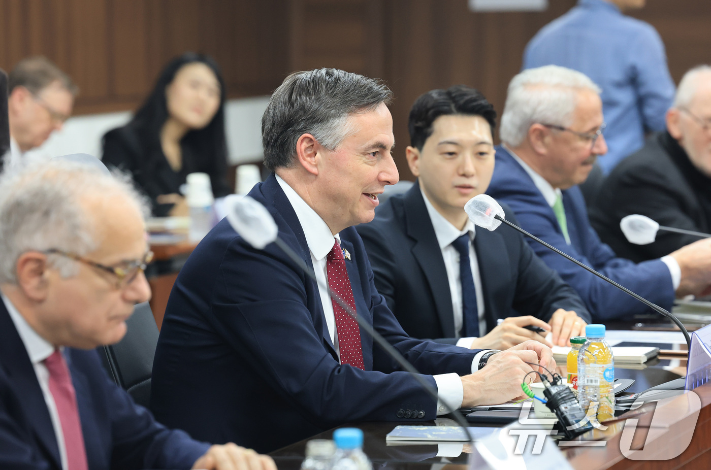 (서울=뉴스1) 임세영 기자 = 데이비스 맥얼리스터 EU의회 외교위원장이 1일 서울 종로구 정부서울청사에서 정동영 통일부 장관과 면담을 갖고 발언을 하고 있다. 2026.4.1/뉴 …