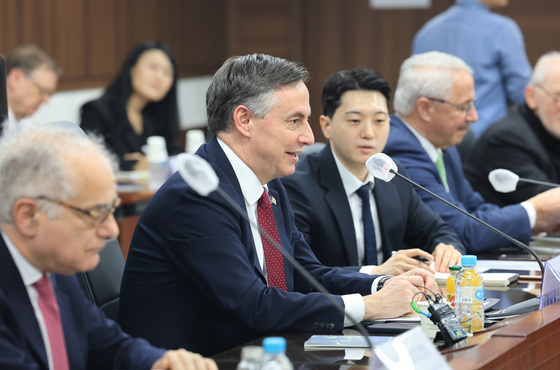 발언하는 데이비스 맥얼리스터 EU의회 외교위원장