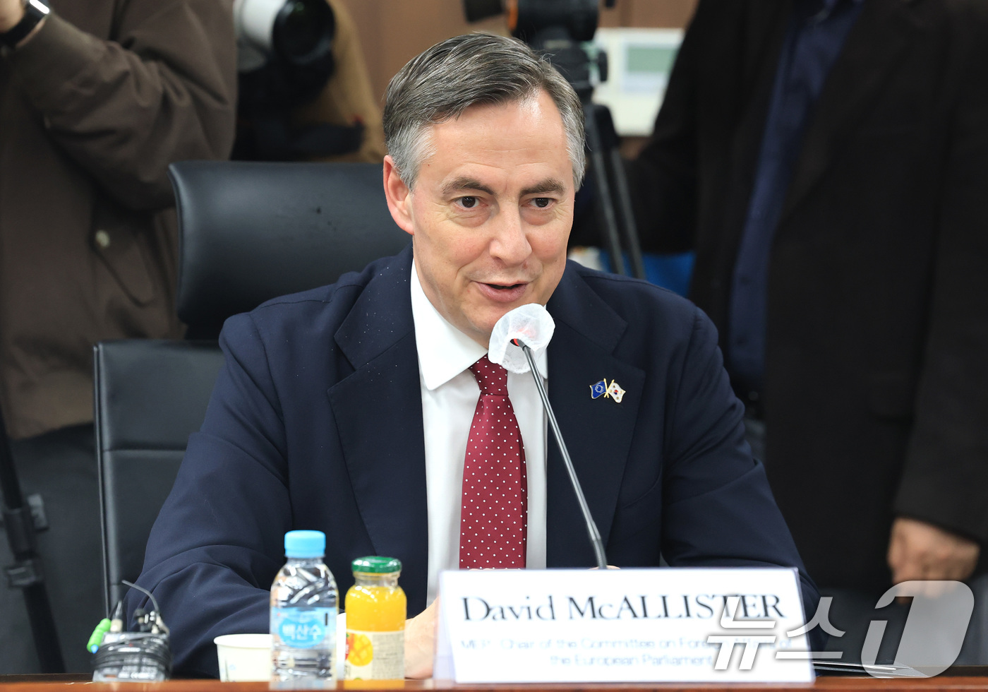 (서울=뉴스1) 임세영 기자 = 데이비스 맥얼리스터 EU의회 외교위원장이 1일 서울 종로구 정부서울청사에서 정동영 통일부 장관과 면담을 갖고 발언을 하고 있다. 2026.4.1/뉴 …
