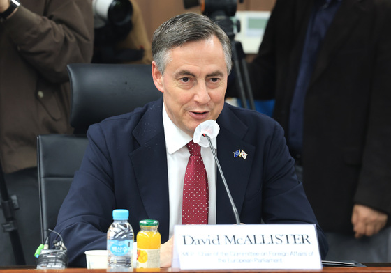 발언하는 데이비스 맥얼리스터 EU의회 외교위원장