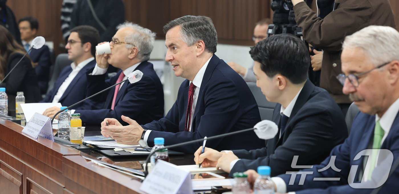 (서울=뉴스1) 임세영 기자 = 데이비스 맥얼리스터 EU의회 외교위원장이 1일 서울 종로구 정부서울청사에서 정동영 통일부 장관과 면담을 갖고 발언을 하고 있다. 2026.4.1/뉴 …