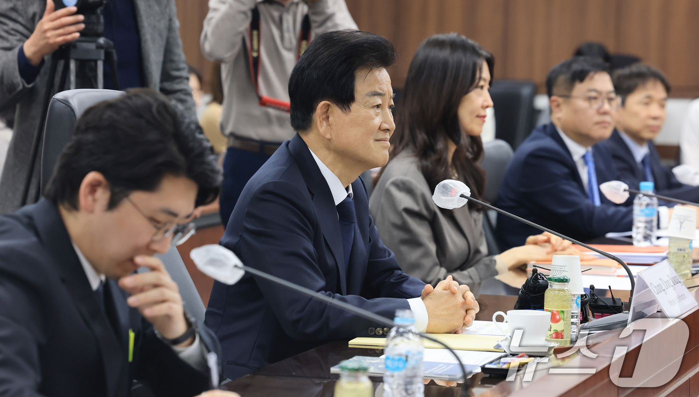 (서울=뉴스1) 임세영 기자 = 정동영 통일부 장관이 1일 서울 종로구 정부서울청사에서 열린 EU의회 외교위원회 방한단 면담에서 모두발언을 하고 있다. 2026.4.1/뉴스1