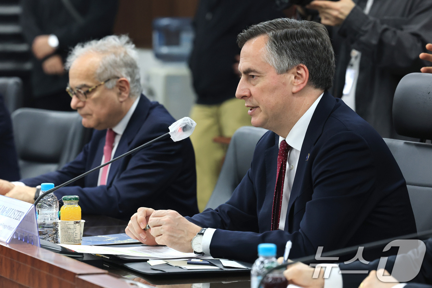 (서울=뉴스1) 임세영 기자 = 데이비스 맥얼리스터 EU의회 외교위원장이 1일 서울 종로구 정부서울청사에서 정동영 통일부 장관과 면담을 갖고 발언을 하고 있다. 2026.4.1/뉴 …