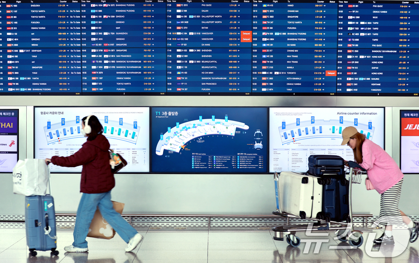 (인천공항=뉴스1) 이호윤 기자 = 중동 사태로 국제유가가 치솟으면서 이번 달 발권하는 항공권에 부과되는 유류할증료가 전달과 비교해 일제히 최대 3배 이상 올랐다. 할증료 산정 기 …