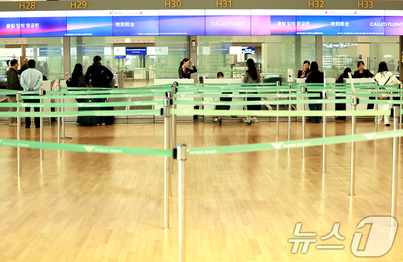 (인천공항=뉴스1) 이호윤 기자 = 중동 사태로 국제유가가 치솟으면서 이번 달 발권하는 항공권에 부과되는 유류할증료가 전달과 비교해 일제히 최대 3배 이상 올랐다. 할증료 산정 기 …