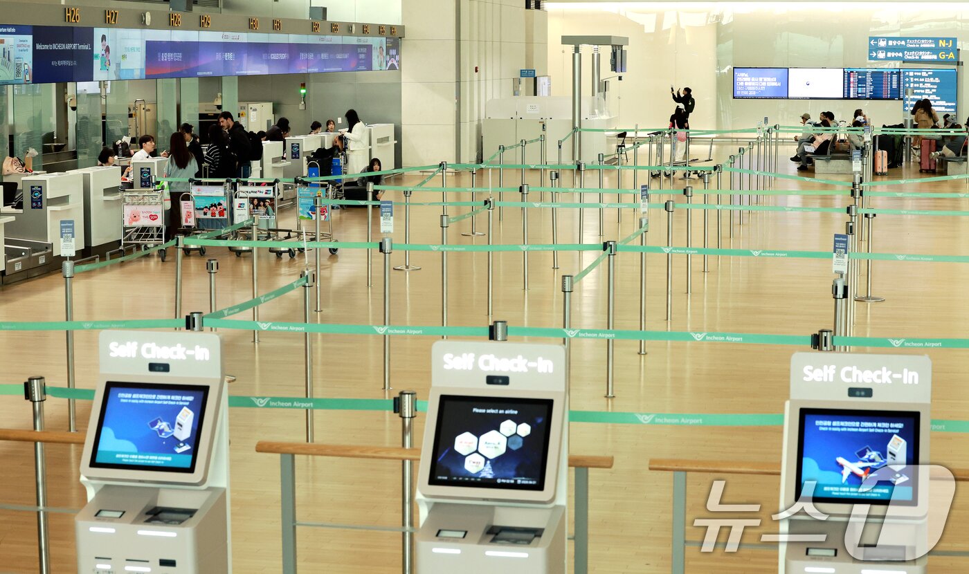 본문 이미지 - 사진은 이날 인천국제공항 1터미널 출국장의 모습. 2026.4.1 ⓒ 뉴스1 이호윤 기자