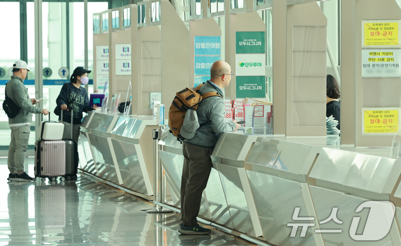 (인천공항=뉴스1) 이호윤 기자 = 중동 사태로 국제유가가 치솟으면서 이번 달 발권하는 항공권에 부과되는 유류할증료가 전달과 비교해 일제히 최대 3배 이상 올랐다. 할증료 산정 기 …