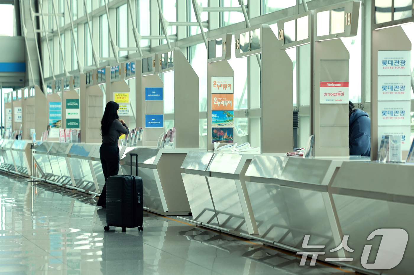 (인천공항=뉴스1) 이호윤 기자 = 중동 사태로 국제유가가 치솟으면서 이번 달 발권하는 항공권에 부과되는 유류할증료가 전달과 비교해 일제히 최대 3배 이상 올랐다. 할증료 산정 기 …