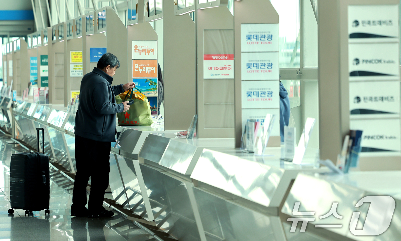 (인천공항=뉴스1) 이호윤 기자 = 중동 사태로 국제유가가 치솟으면서 이번 달 발권하는 항공권에 부과되는 유류할증료가 전달과 비교해 일제히 최대 3배 이상 올랐다. 할증료 산정 기 …