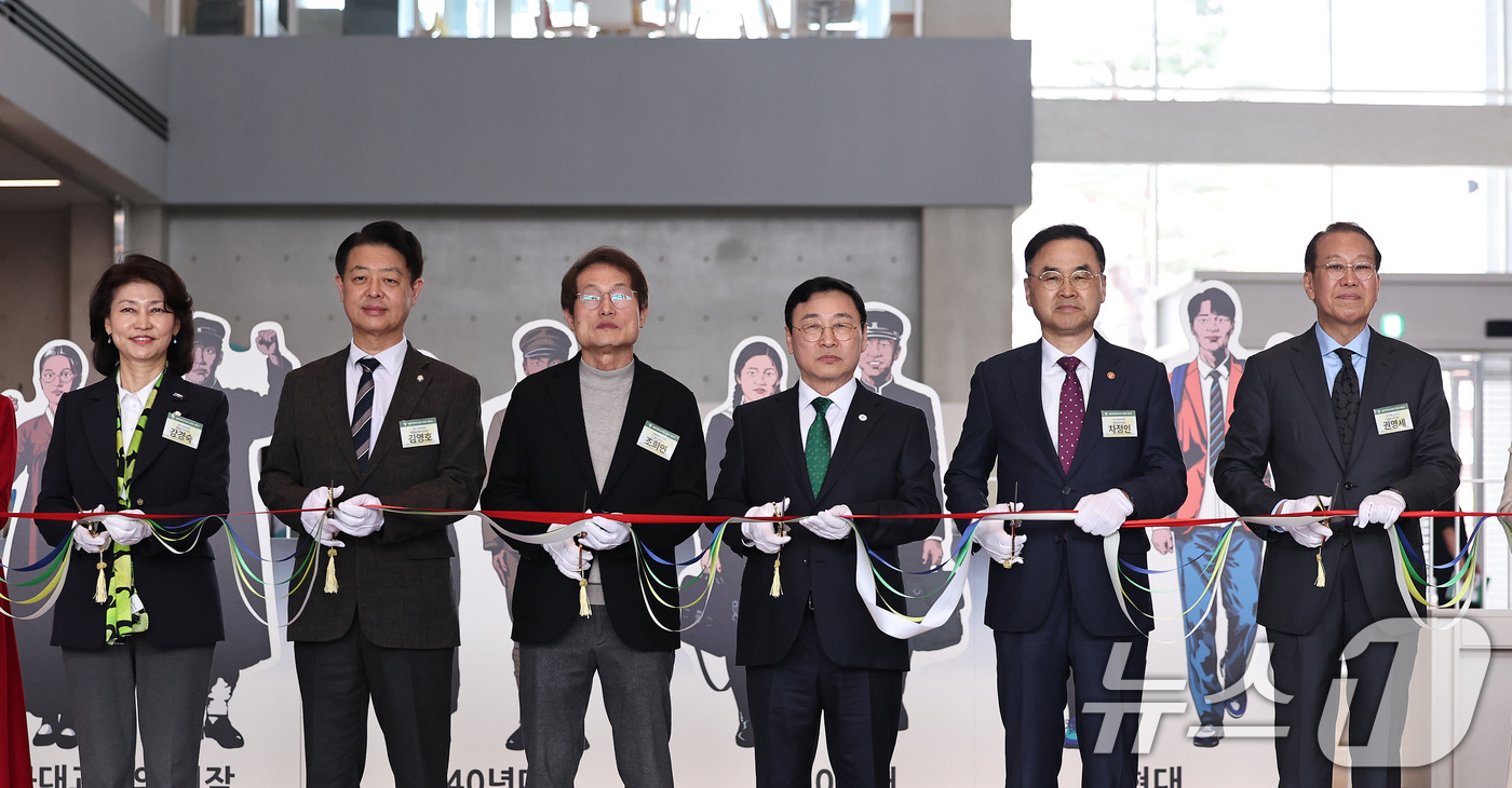 (서울=뉴스1) 구윤성 기자 = 정근식 서울시교육감과 참석자들이 1일 오후 서울 용산구 서울시교육청 신청사에서 열린 개청식에서 청사 테이프 커팅을 하고 있다. 왼쪽부터 강경숙 조국 …