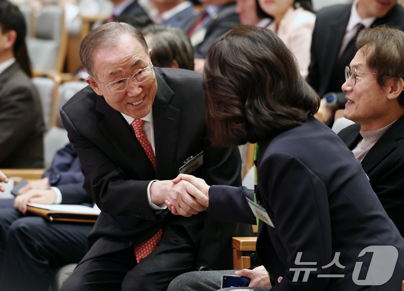 (서울=뉴스1) 구윤성 기자 = 반기문 전 유엔사무총장이 1일 오후 서울 용산구 서울시교육청 신청사에서 열린 개청식에 참석해 강경숙 조국혁신당 의원과 인사 나누고 있다. 2026. …