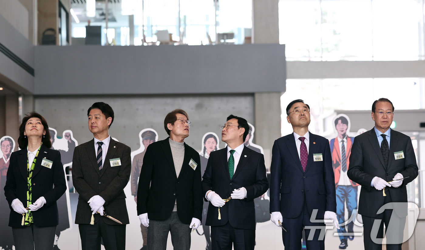 (서울=뉴스1) 구윤성 기자 = 정근식 서울시교육감과 조희연 전 서울시교육감이 1일 오후 서울 용산구 서울시교육청 신청사에서 열린 개청식에서 청사 내부를 둘러보고 있다. 왼쪽부터 …