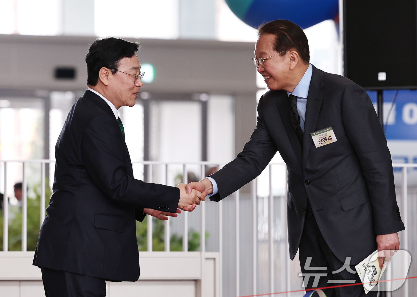 (서울=뉴스1) 구윤성 기자 = 정근식 서울시교육감이 1일 오후 서울 용산구 서울시교육청 신청사에서 열린 개청식에서 권영세 국민의힘 의원과 인사 나누고 있다.  2026.4.1/뉴 …