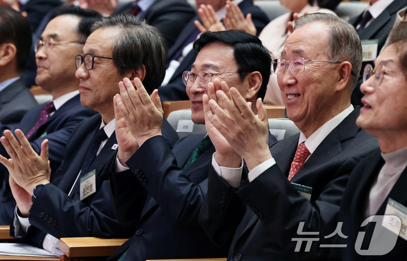 (서울=뉴스1) 구윤성 기자 = 정근식 서울시교육감과 참석자들이 1일 오후 서울 용산구 서울시교육청 신청사에서 열린 개청식에서 개청축하공연을 보며 손뼉치고 있다. 왼쪽부터 차정인 …