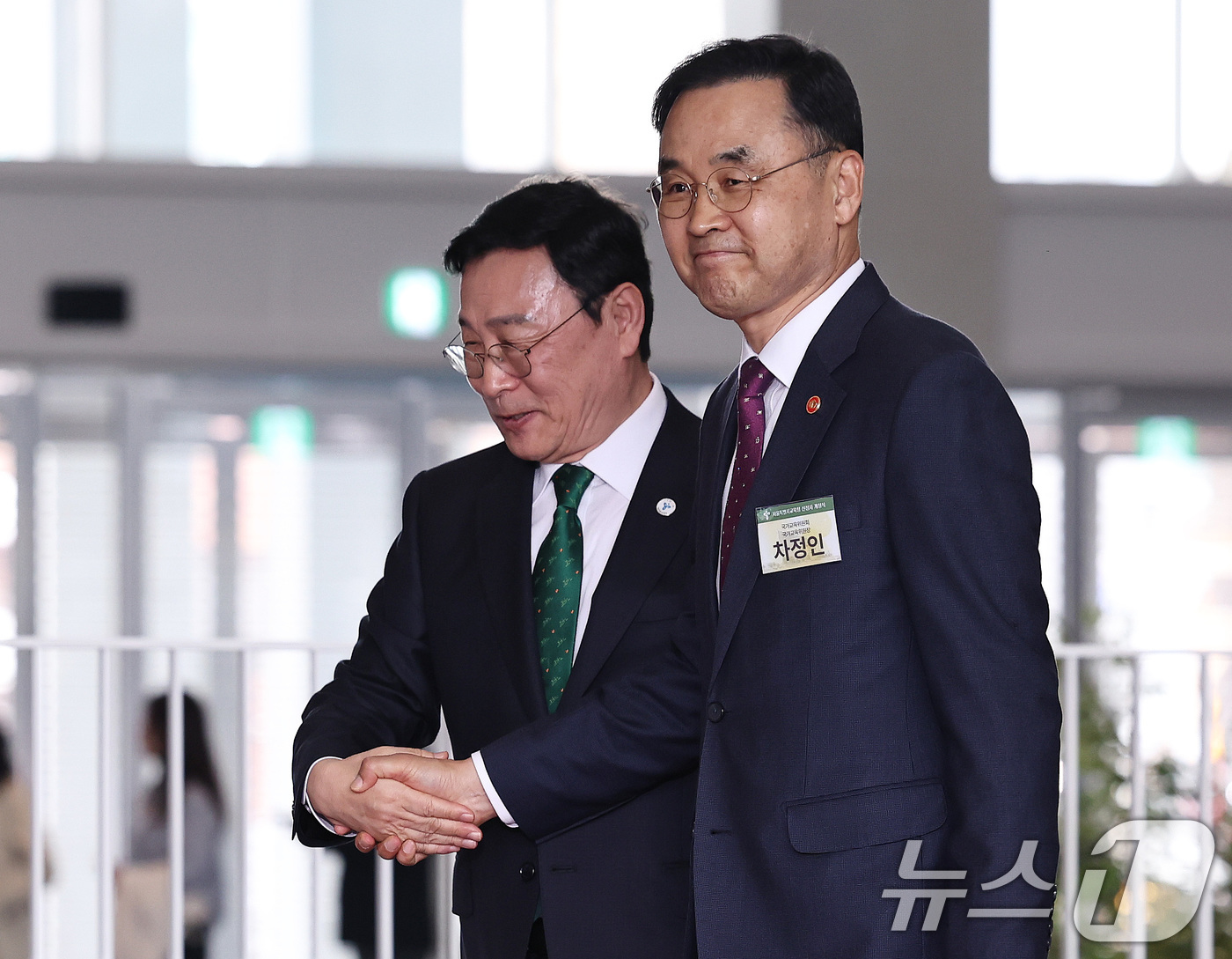 (서울=뉴스1) 구윤성 기자 = 정근식 서울시교육감이 1일 오후 서울 용산구 서울시교육청 신청사에서 열린 개청식에서 차정인 국가교육위원장을 맞이해 안내하고 있다. 2026.4.1/ …