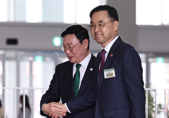 차정인 국가교육위원장 안내하는 정근식 교육감