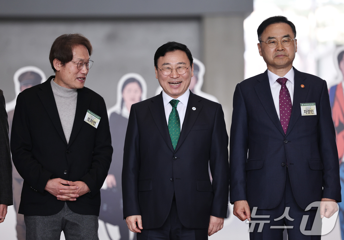 (서울=뉴스1) 구윤성 기자 = 정근식 서울시교육감(가운데)이 1일 오후 서울 용산구 서울시교육청 신청사에서 열린 개청식에서 활짝 웃고 있다. 왼쪽부터 조희연 전 서울시교육감, 정 …