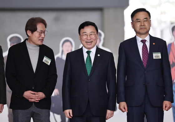 환하게 웃는 정근식 교육감