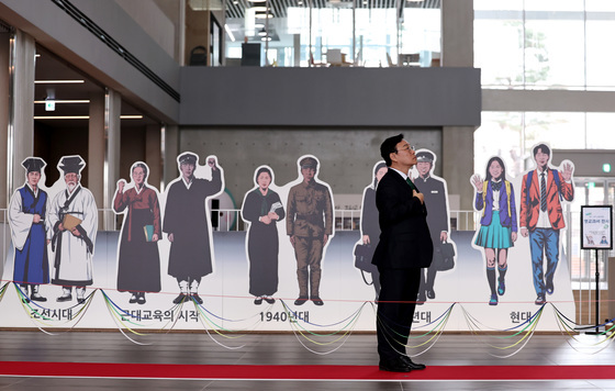 참석자 맞이 준비하는 정근식 교육감