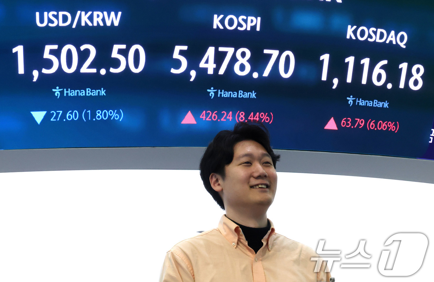 (서울=뉴스1) 이광호 기자 = 코스피가 급등하며 5400선을 회복한 1일 오후 서울 중구 하나은행 딜링룸 현황판에 코스피지수가 전장대비 426.24(8.44%) 상승한 5,478 …