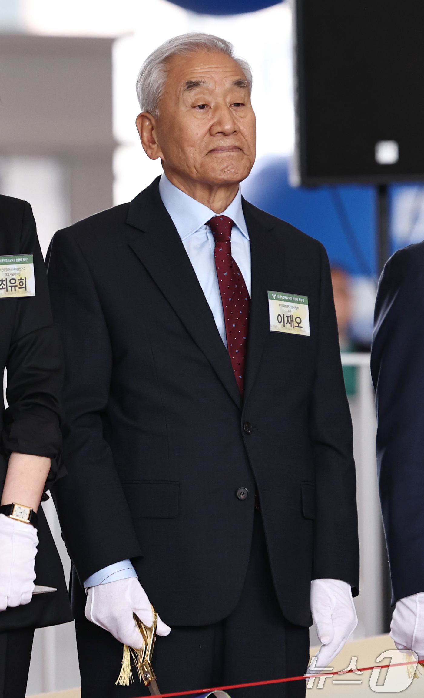 (서울=뉴스1) 구윤성 기자 = 이재오 민주화운동기념사업회 관장이 1일 오후 서울 용산구 서울시교육청 신청사에서 열린 개청식에 참석해 테이프커팅을 준비하고 있다. 2026.4.1/ …