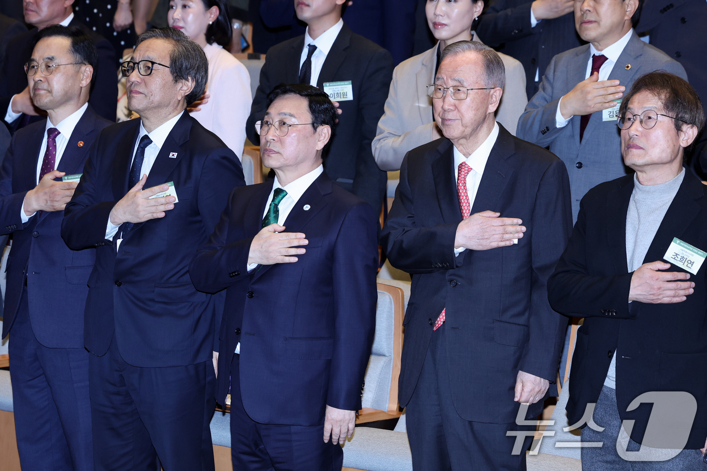 (서울=뉴스1) 임지훈 인턴기자 = 정근식 서울시교육감, 반기문 전 유엔 사무총장, 조희연 전 서울시교육감 등 참석자들이 1일 오후 서울 용산구 서울시교육청 신청사 대강당에서 열린 …