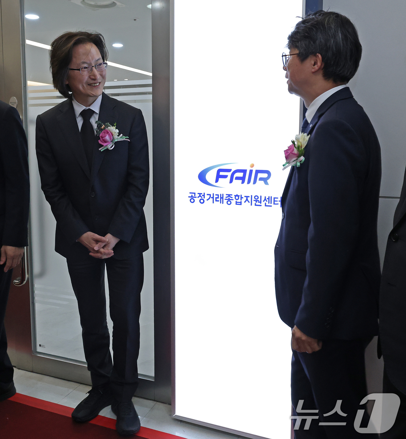 (서울=뉴스1) 오대일 기자 = 1일 오후 서울 중구 공정거래조정원에서 열린 공정거래종합지원센터 개소식에서 주병기 공정거래위원장(왼쪽)과 최영근 공정거래조정원 원장이 테이프 커팅을 …