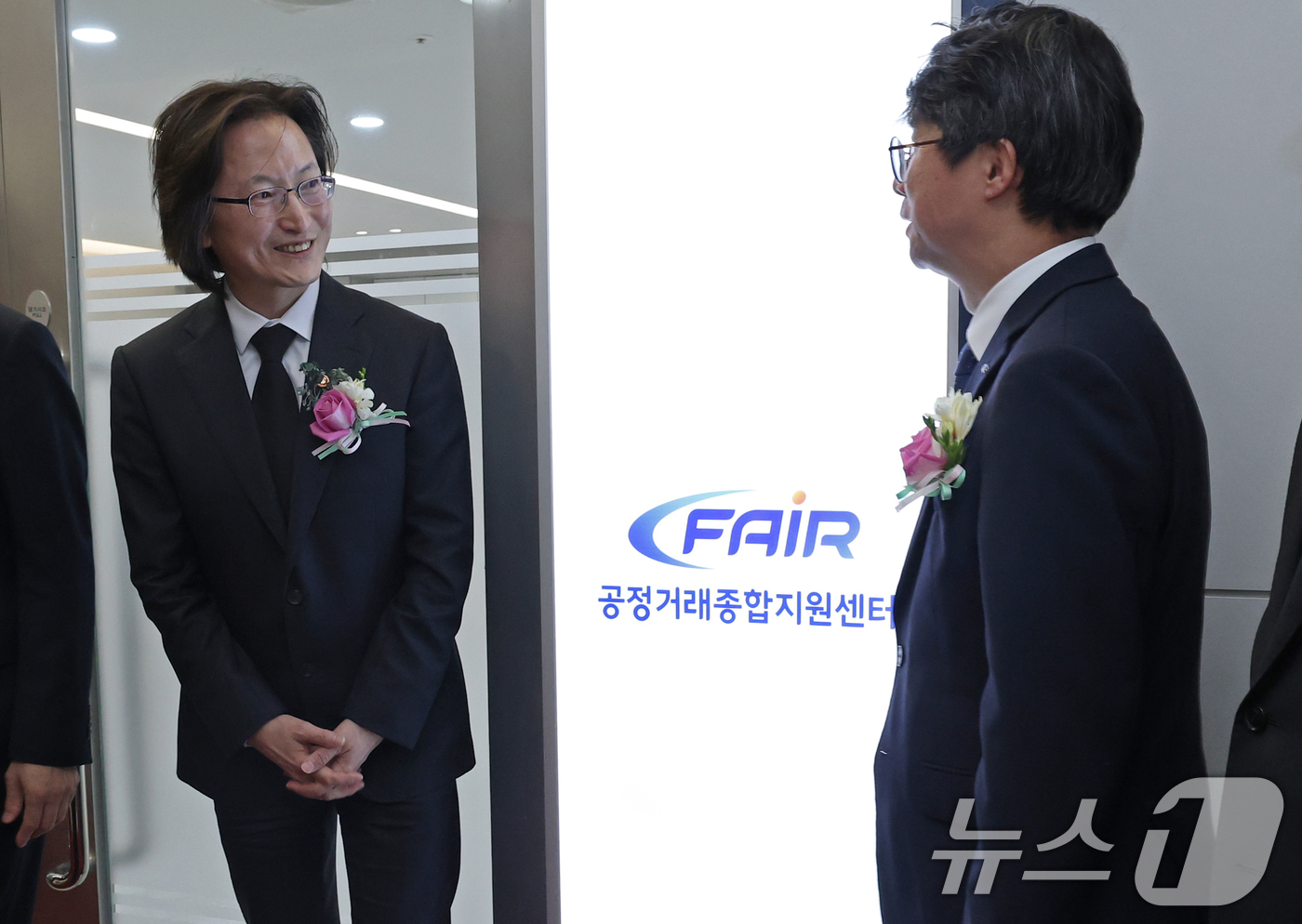 (서울=뉴스1) 오대일 기자 = 1일 오후 서울 중구 공정거래조정원에서 열린 공정거래종합지원센터 개소식에서 주병기 공정거래위원장(왼쪽)과 최영근 공정거래조정원 원장이 테이프 커팅을 …