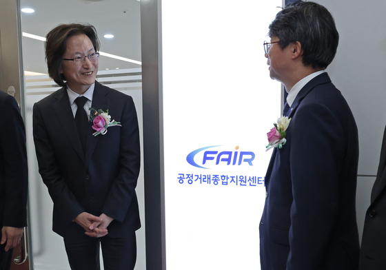 대화하는 주병기 공정거래위원장과 최영근 공정거래조정원장