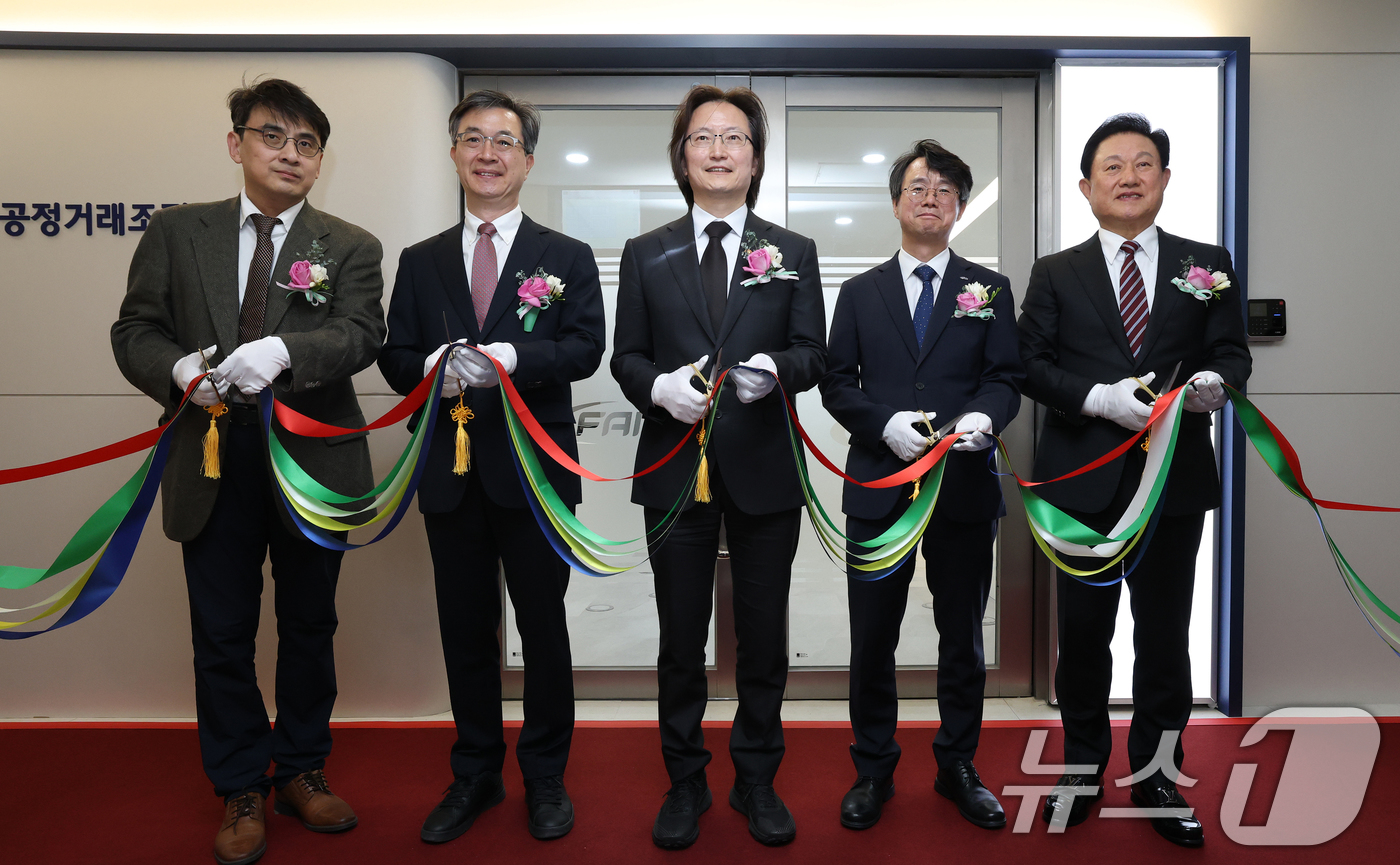 (서울=뉴스1) 오대일 기자 = 1일 오후 서울 중구 공정거래조정원에서 열린 공정거래종합지원센터 개소식에서 주병기 공정거래위원장(왼쪽 세번째)과 최영근 공정거래조정원장(네번째)을 …