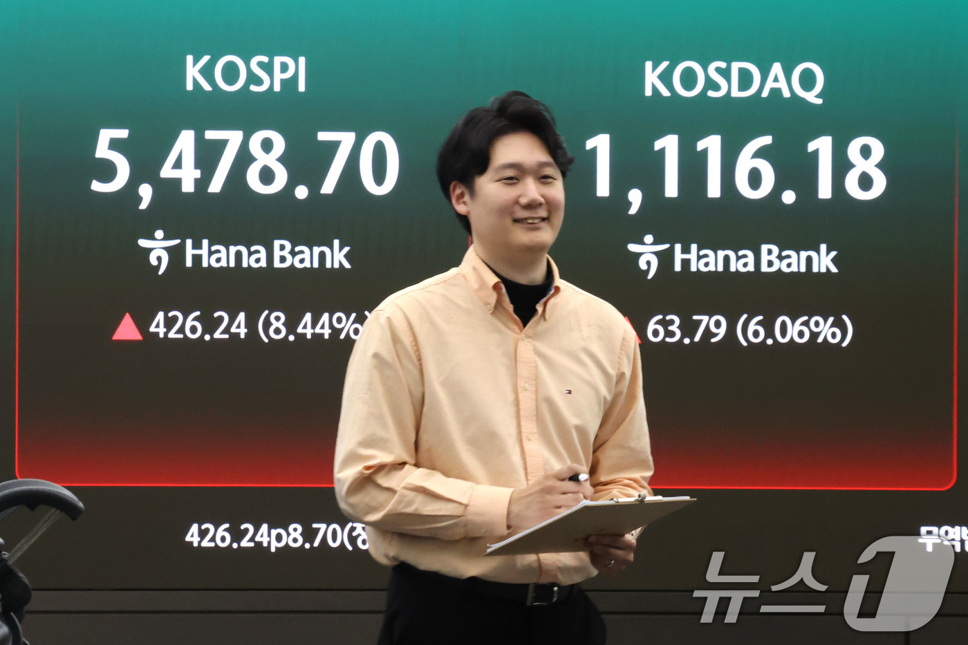 (서울=뉴스1) 이광호 기자 = 코스피가 급등하며 5400선을 회복한 1일 오후 서울 중구 하나은행 딜링룸 현황판에 코스피지수가 전장대비 426.24(8.44%) 상승한 5,478 …