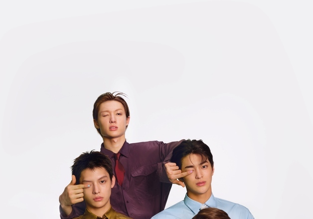 슈트 입은 코르티스라니…英 매거진 디지털 커버 장식